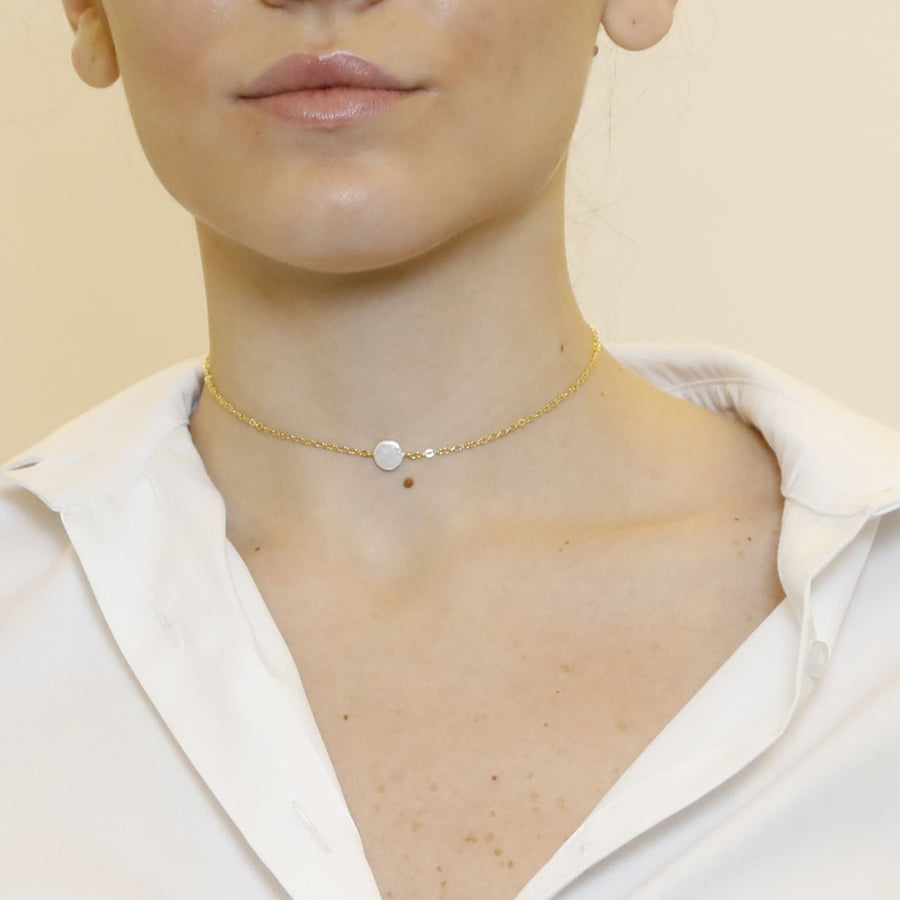 A minimalistic freshwater pearl pendant gold chain choker necklace for women. Statement piece