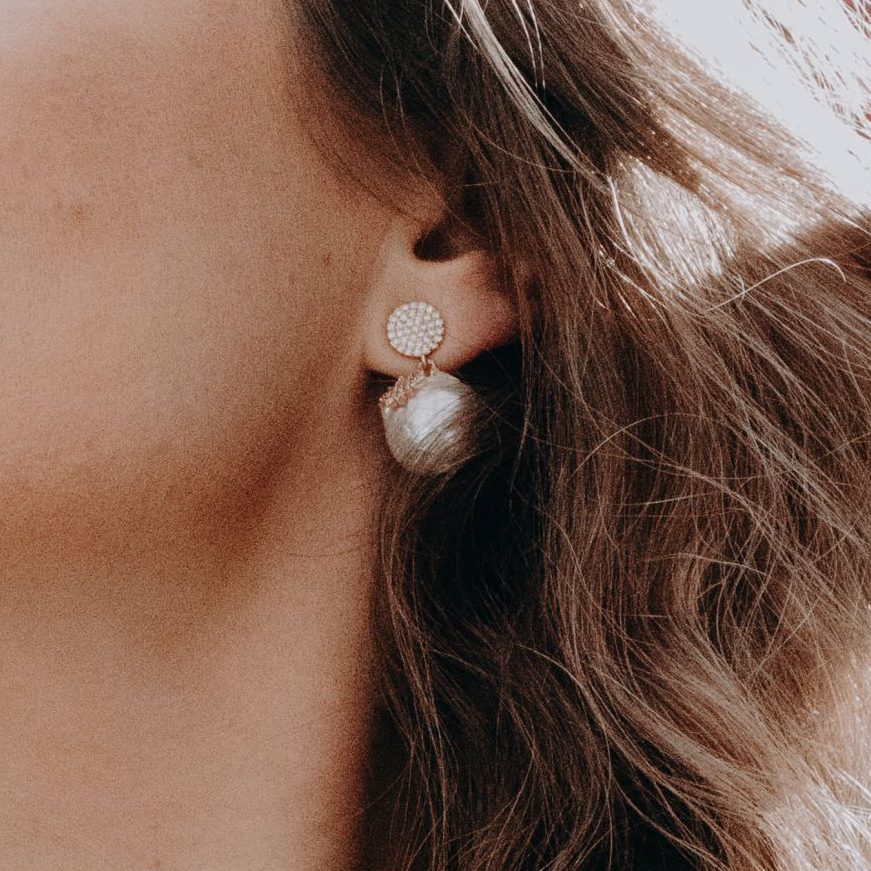 Minimalistic pearl earring